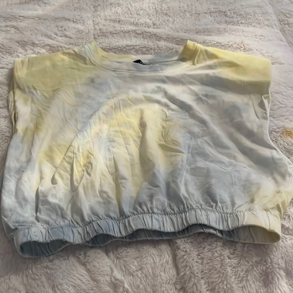 Brand is divided. Size is XS can fit on teenagers. Tye dye yellow white and blue